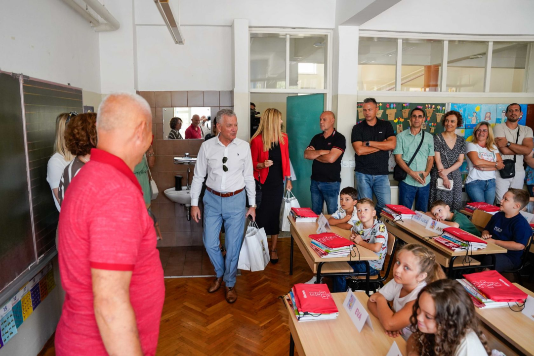 Gradonačelnik Burić dočekao prvašiće u OŠ Vidici