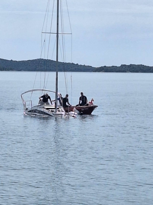 Vatrogasci DVD-a Brodarica -Krapanj ispumpavali potopljenu brodicu