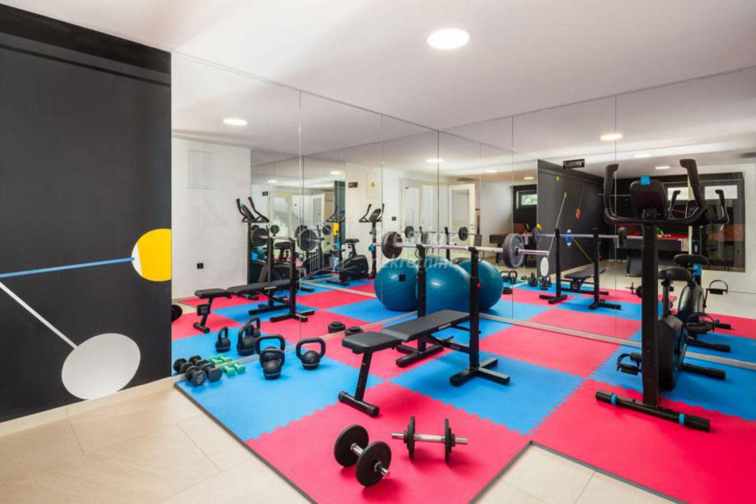 Vila iz snova na prodaju u Žaboriću: 12 soba, terasa s jacuzzijem, privatni sportski teren...