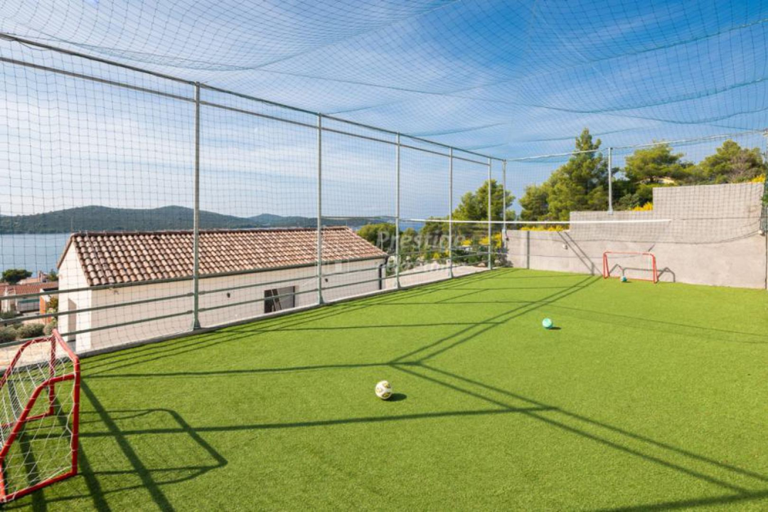 Vila iz snova na prodaju u Žaboriću: 12 soba, terasa s jacuzzijem, privatni sportski teren...