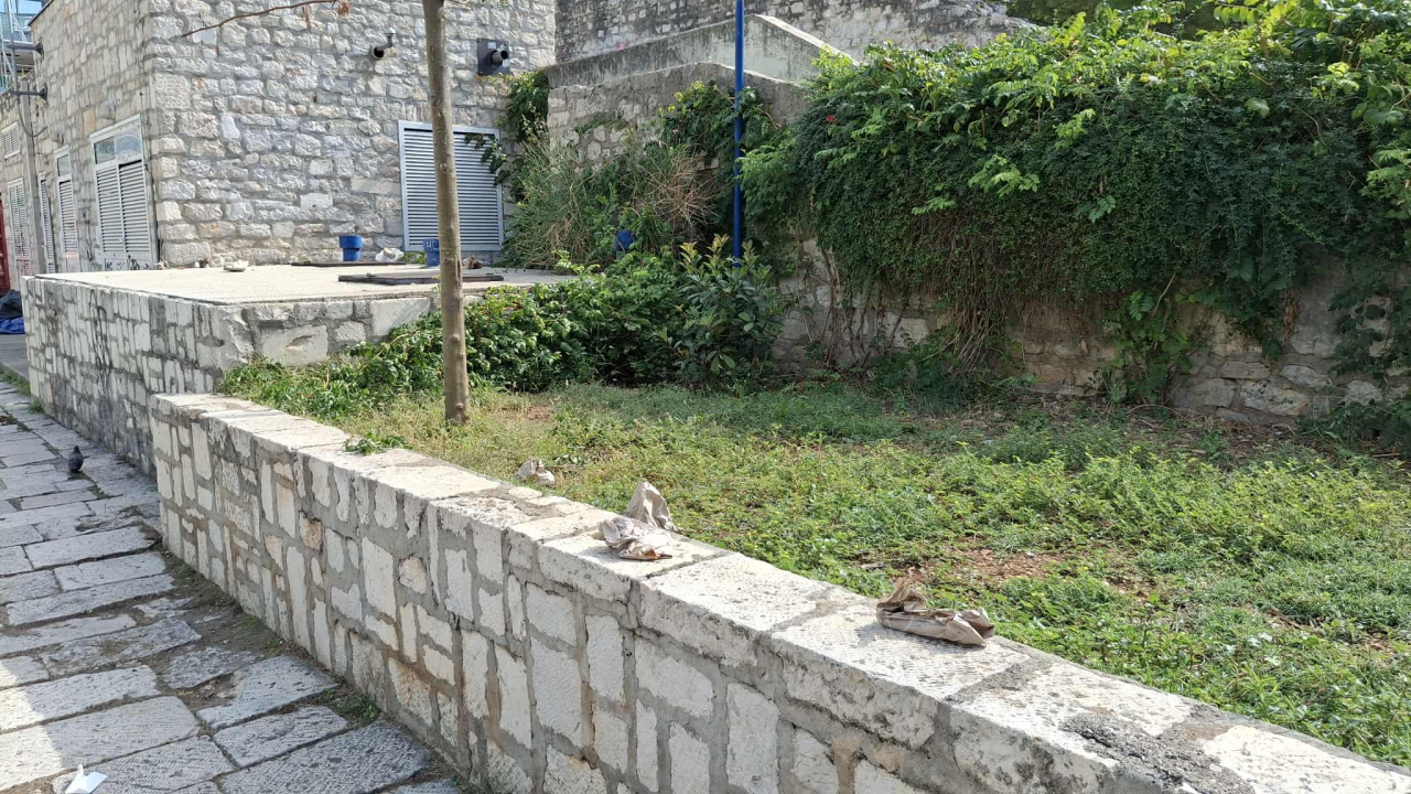 Ispred OŠ Fausta Vrančića nakon marende... ostaci.