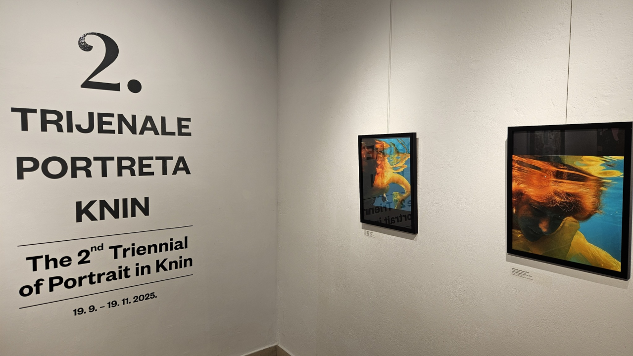 U galeriji Kninskog muzeja otvoren 2. Trijenale portreta. Dodijeljene nagrade najboljim autorima