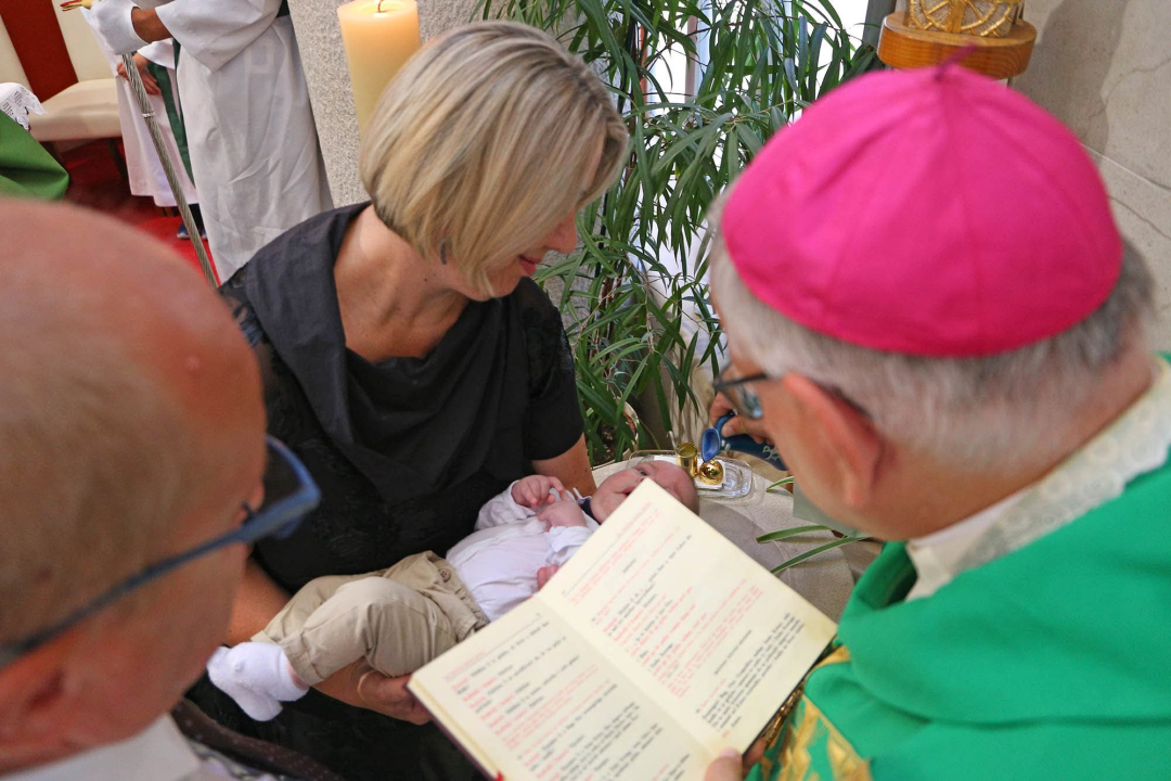 Biskup Rogić podijelio sakrament krštenja osmom djetetu obitelji Peran