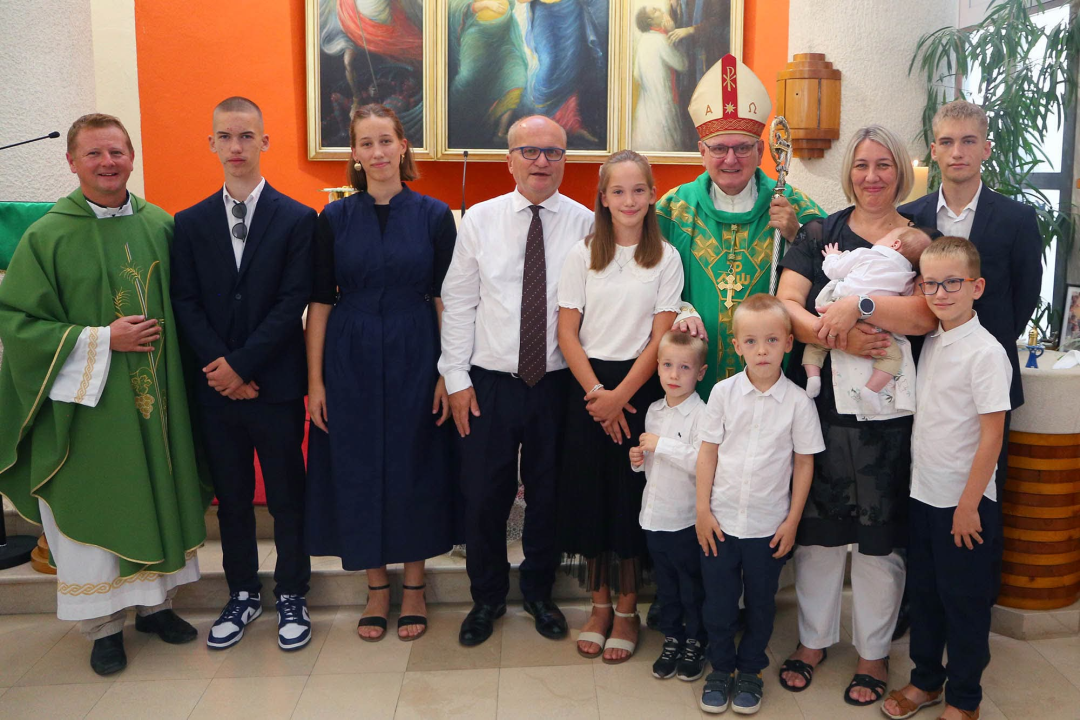 Biskup Rogić podijelio sakrament krštenja osmom djetetu obitelji Peran