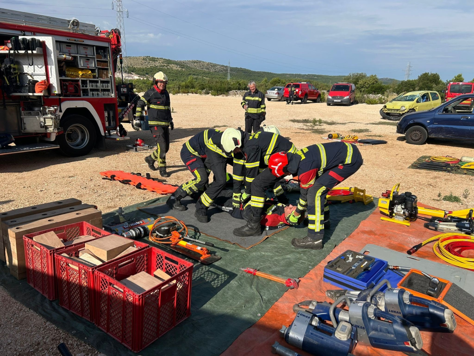 Članovi Vatrogasnih postrojbi iz županije usavršavali vještine spašavanja iz prometnih nesreća