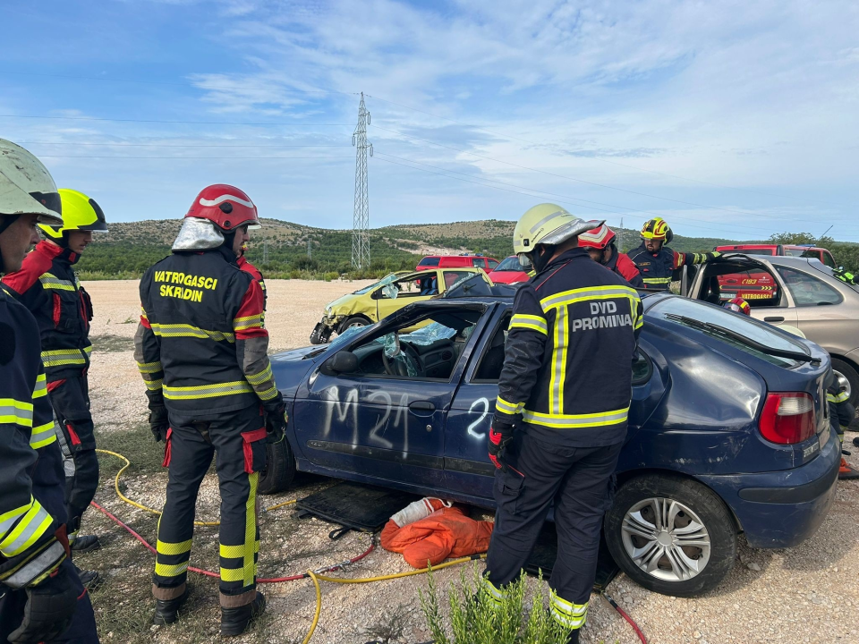 Članovi Vatrogasnih postrojbi iz županije usavršavali vještine spašavanja iz prometnih nesreća