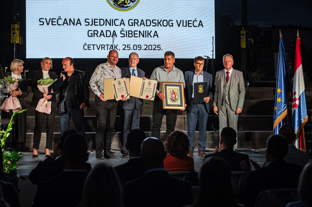 FOTO Franka Baranović Nagradu Grada Šibenika posvetila majci: 'Šibenik je utkan u moje gene i ovo je za mene posebna čast'