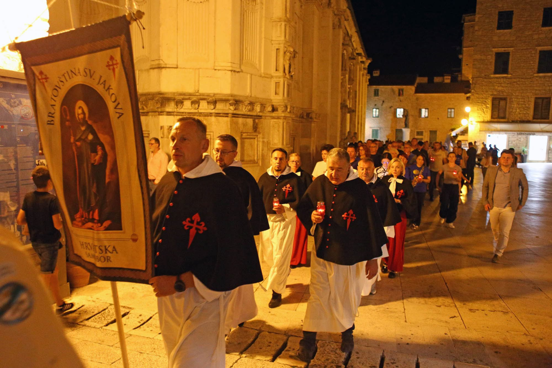 Mladi Šibenčani u procesiji za blagdan svetog Mihovila