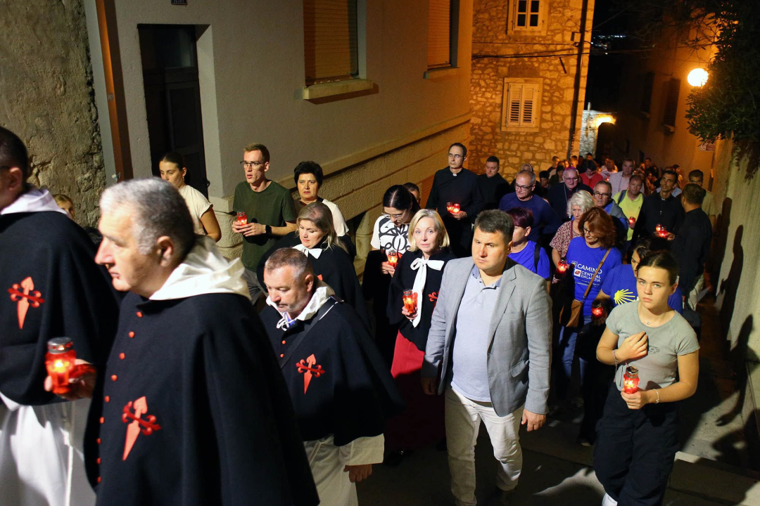 Mladi Šibenčani u procesiji za blagdan svetog Mihovila