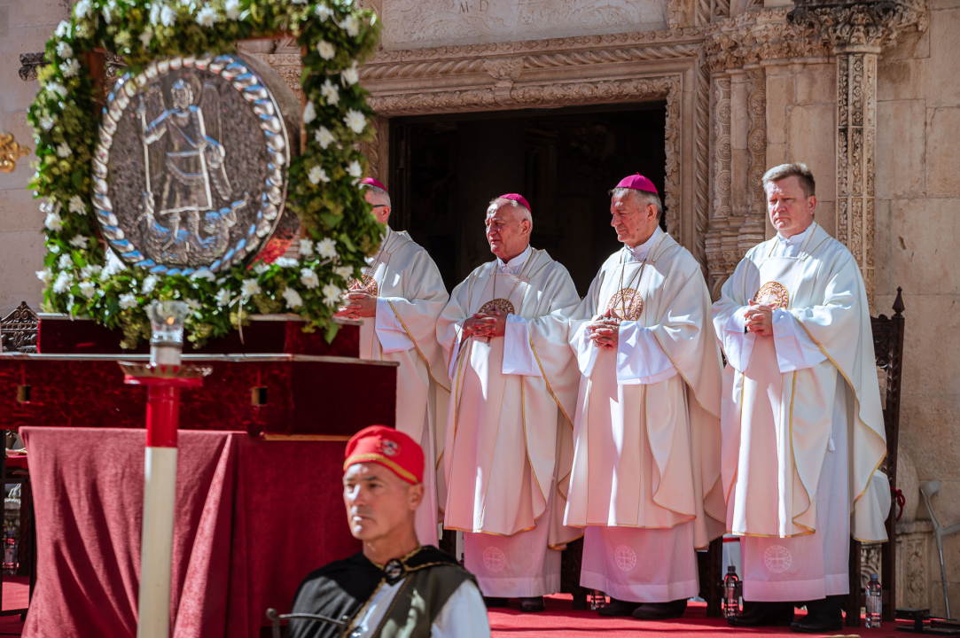 FOTO Održana svečana procesija i sveta misa u povodu blagdana sv. Mihovila