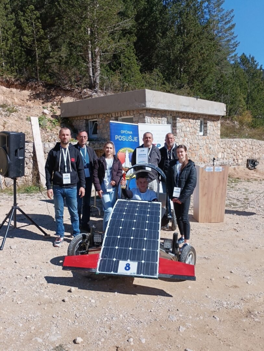 Kninski srednjoškolci osvojili prvo mjesto na natjecanju solarnih automobila