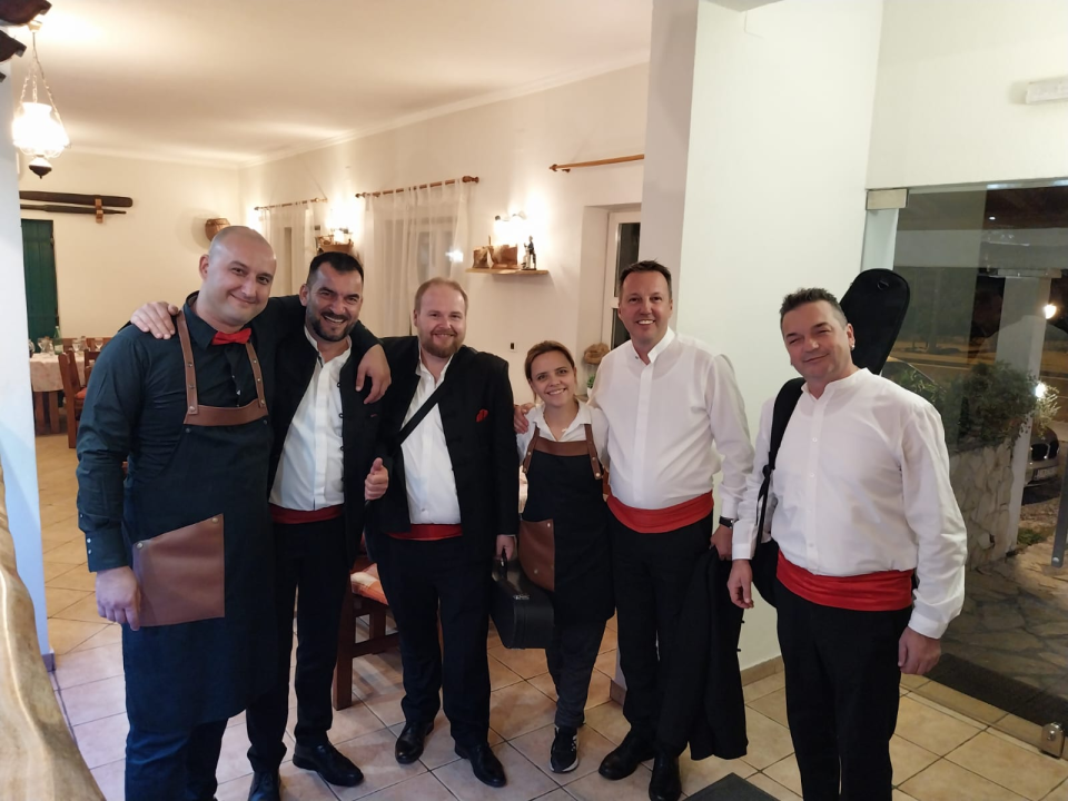 FOTO Petkom se u Konobi Oli uživa u dalmatinskoj spizi, pjesmi i odličnoj atmosferi!