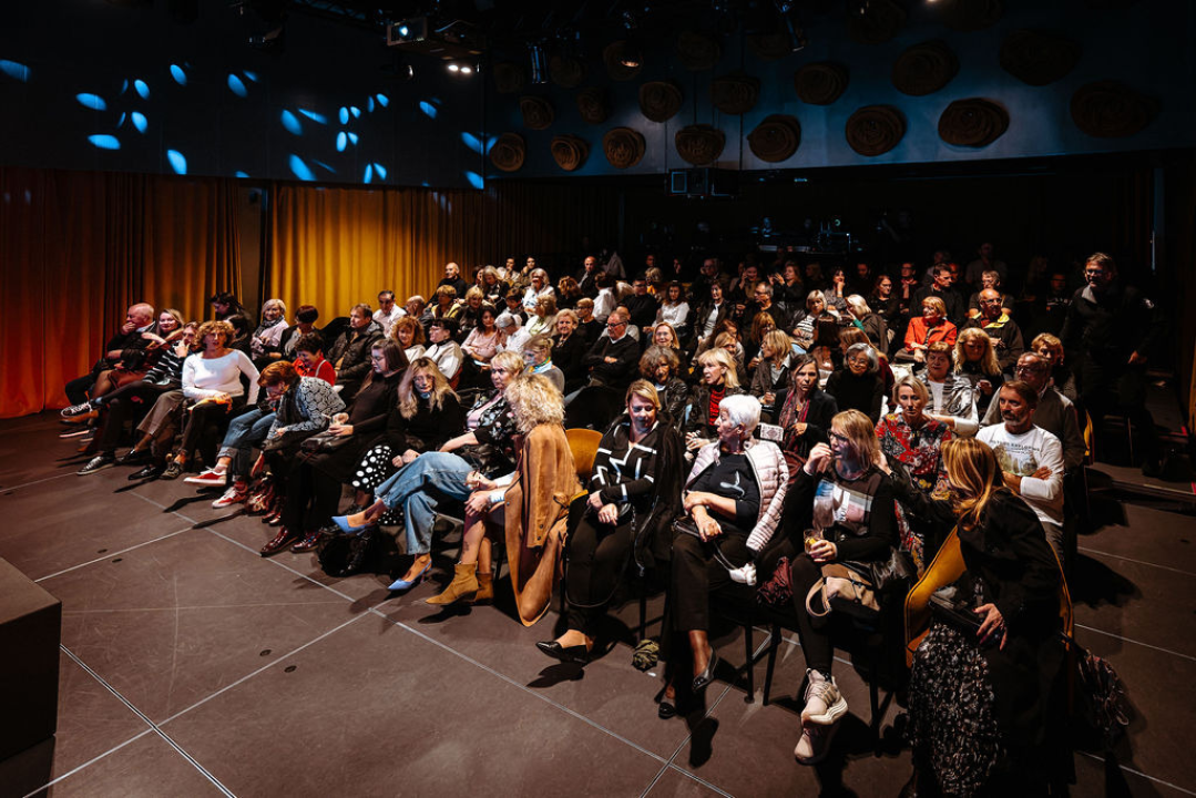 Amira Medunjanin otvorila novu sezonu u Kući umjetnosti Arsen, publika ju nagradila dugotrajnim pljeskom