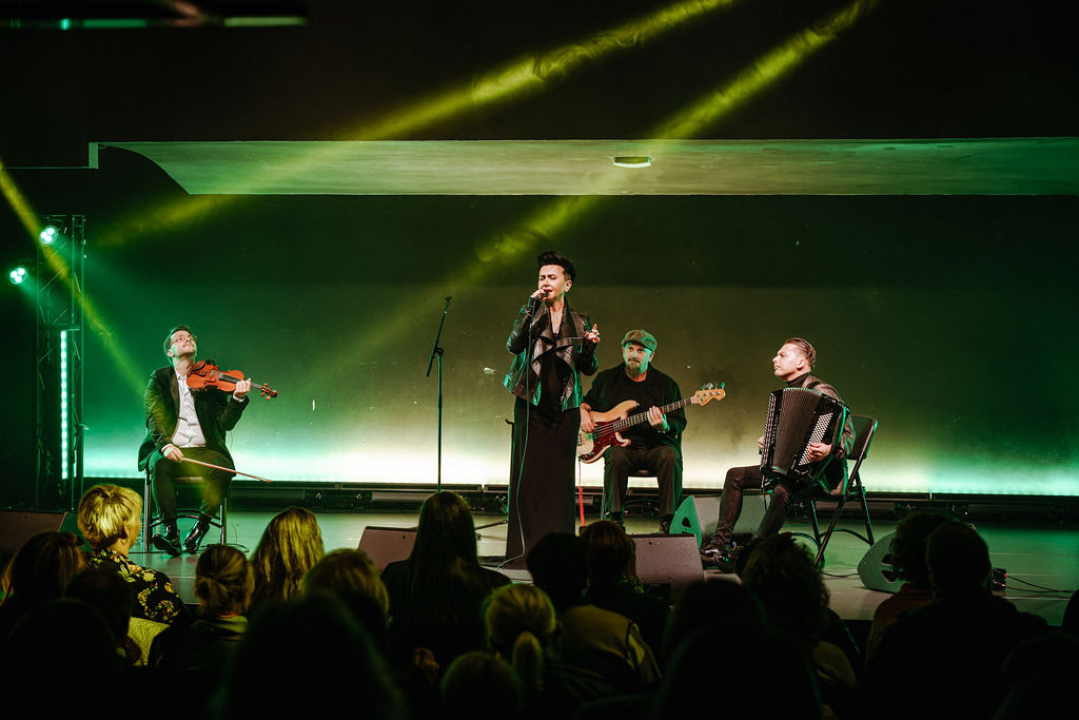 Amira Medunjanin otvorila novu sezonu u Kući umjetnosti Arsen, publika ju nagradila dugotrajnim pljeskom