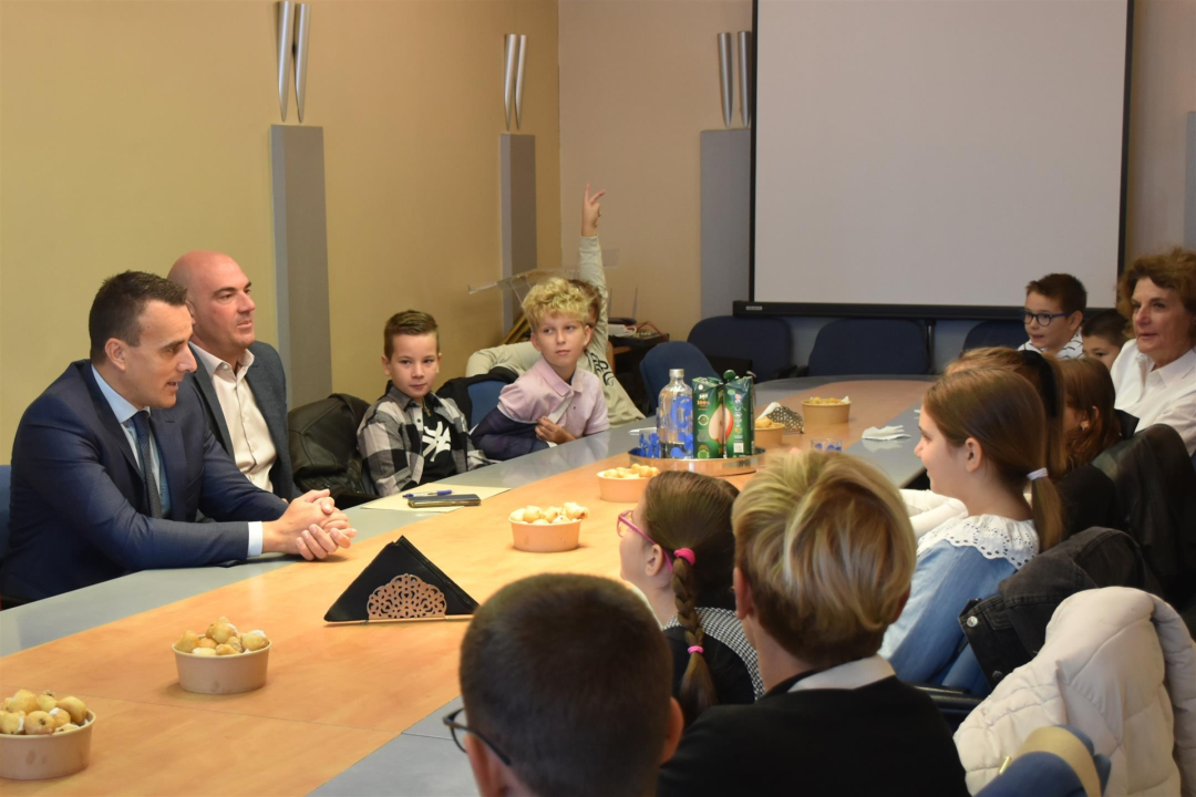 Četvrtaši iz OŠ Jurja Šižgorića kod župana učili o radu javnih institucija