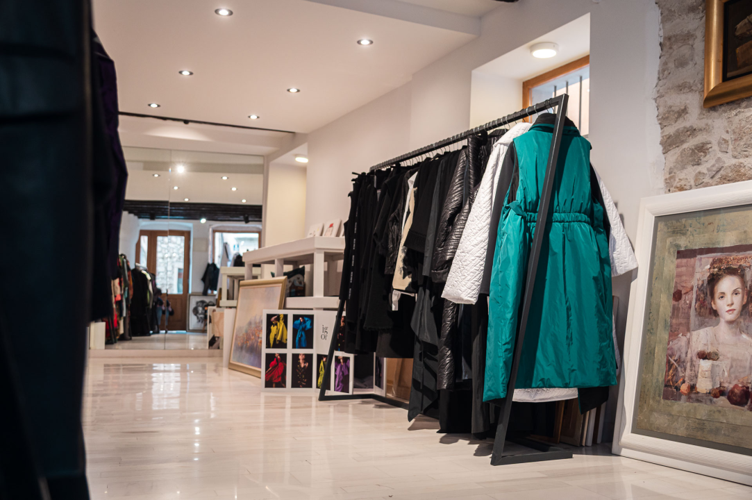 FOTO Modni raj u Šibeniku: Otkrijte ekskluzivne kolekcije hrvatskih dizajnera u Galeriji Juraj Dalmatinac!