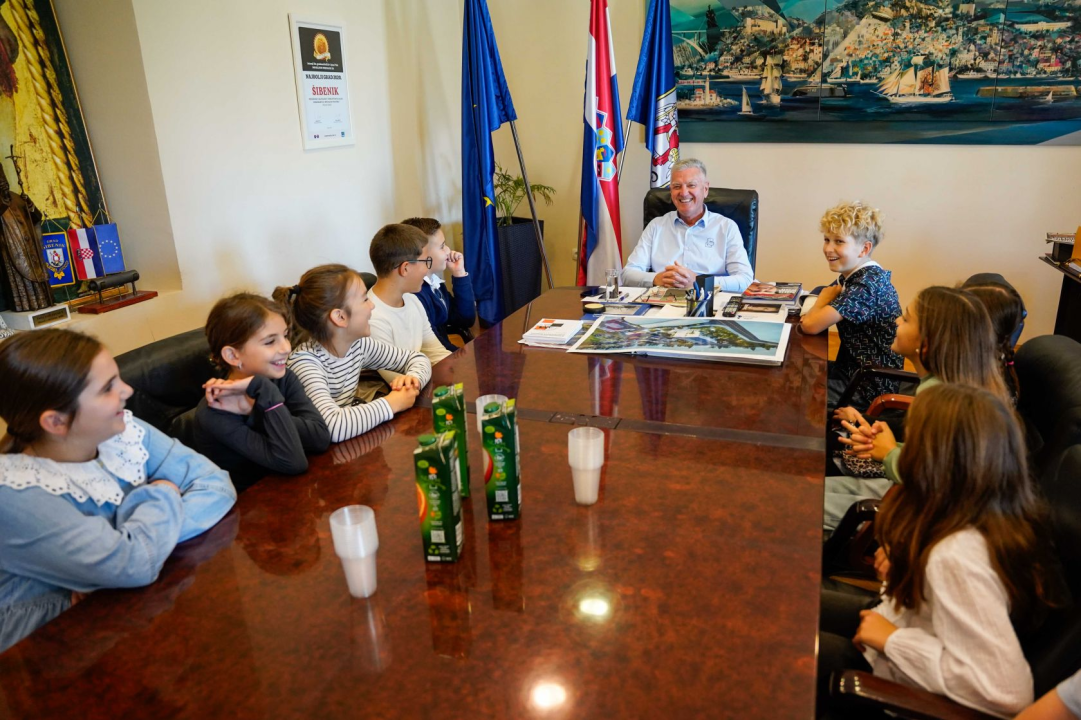 Četvrtaši učiteljice Ivane Guberina posjetili gradonačelnika Burića. Evo što su ga pitali