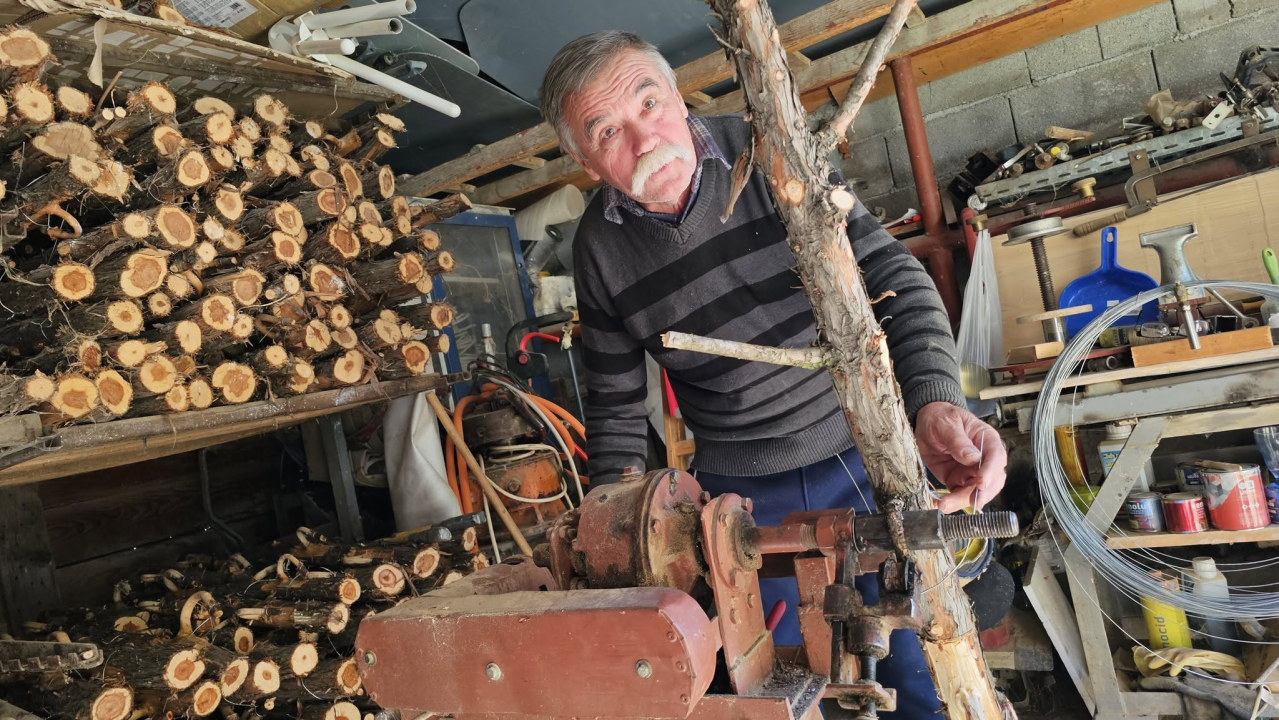 Ivan Tomić izrađuje susak.