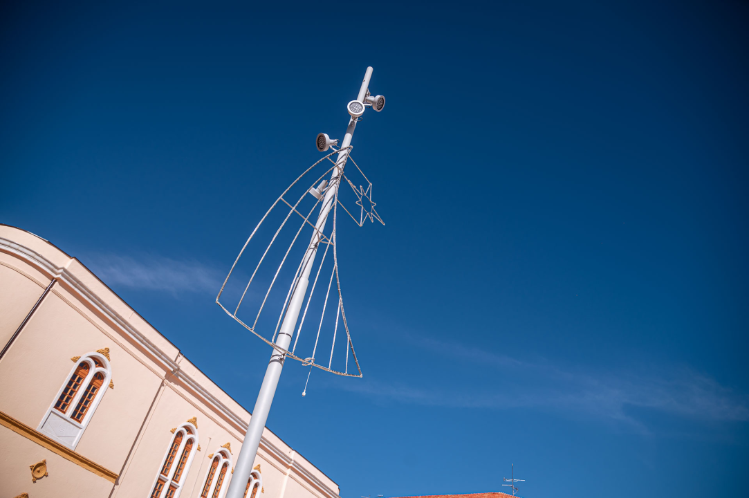 Božićni ukrasi postavljeni po Šibeniku: Još ne svijetle, ali podsjećaju da su blagdani sve bliže