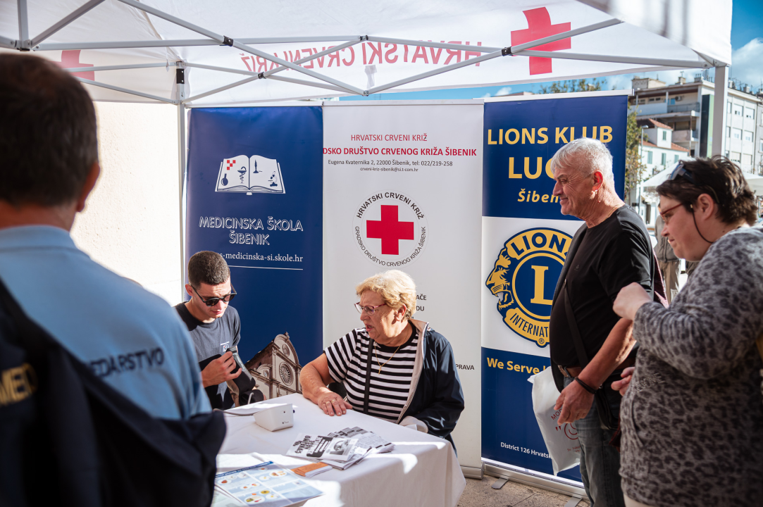 Dan šećerne bolesti: Učenici Medicinske škole Šibenčanima mjerili krvni tlak i šećer 