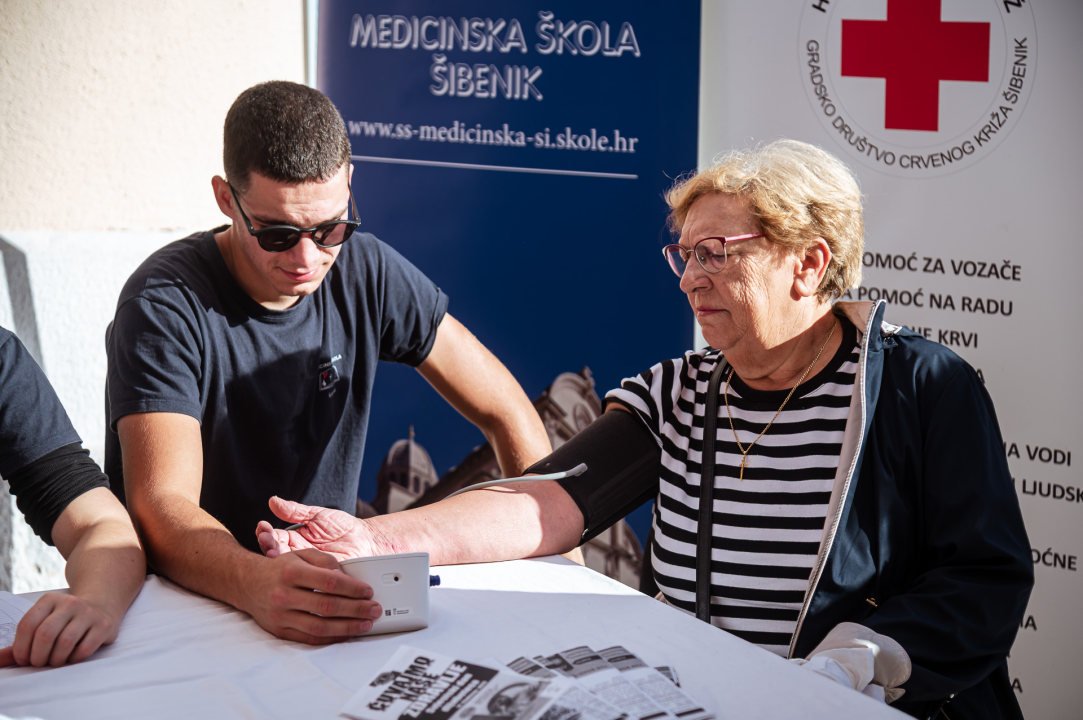 Dan šećerne bolesti: Učenici Medicinske škole Šibenčanima mjerili krvni tlak i šećer 