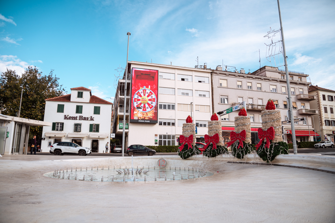 Adventski vijenac zauzeo svoje staro mjesto na Poljani