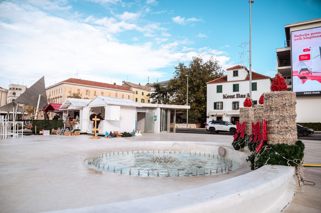 Adventski vijenac zauzeo svoje staro mjesto na Poljani