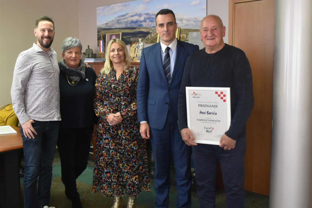 Dobitnicima hrvatske turističke nagrade uručeni prigodni pokloni