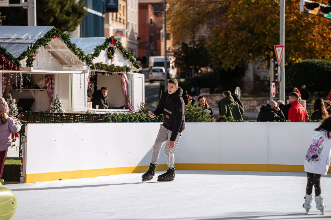 Šibenčani uživali na sunčanoj Poljani: Klizalište otvorilo svoja vrata, kućice i pozornica stigli u park