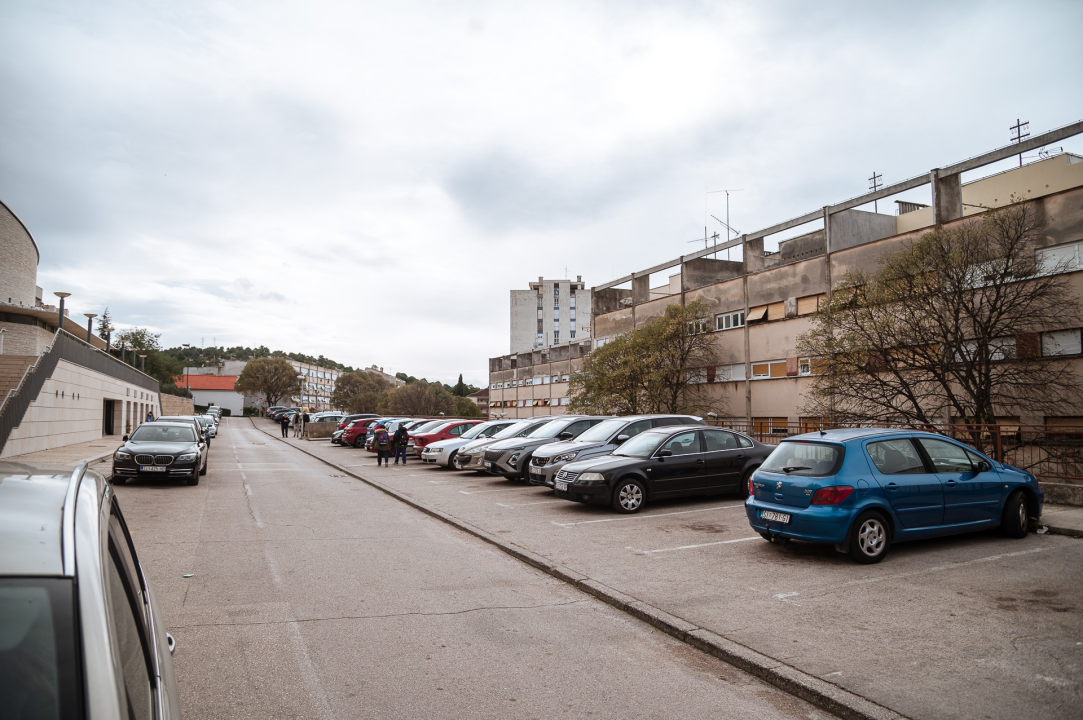 Vlasnici garaža sa Šubićevca u strahu od novosadskog scenarija: ‘Krov se raspada i prokišnjava po našim automobilima i stvarima’