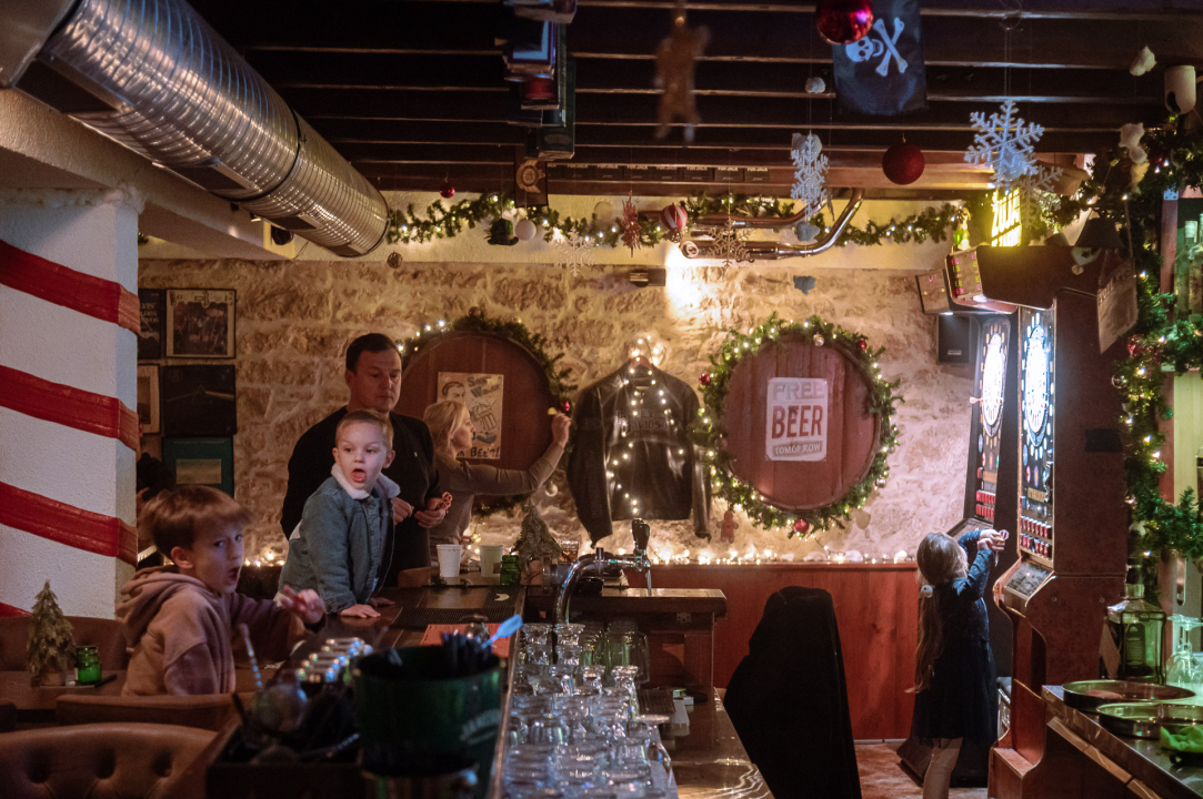 FOTO Doživite tribunjsku blagdansku čaroliju: Stray Cat donosi božićni ugođaj uz tople napitke i domaće delicije! 