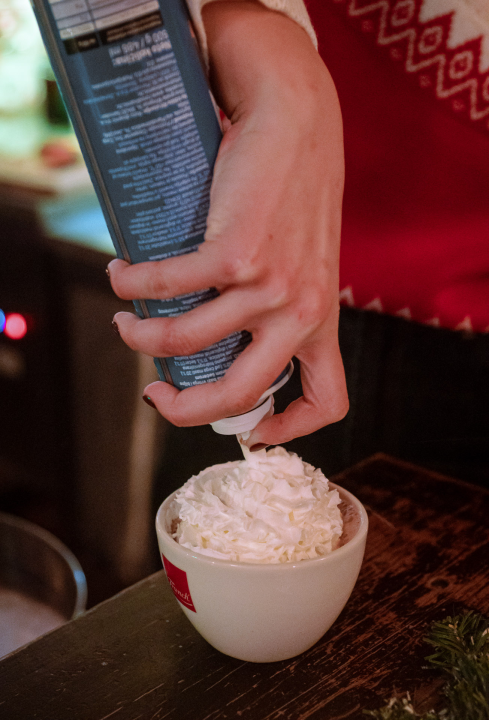 FOTO Doživite tribunjsku blagdansku čaroliju: Stray Cat donosi božićni ugođaj uz tople napitke i domaće delicije! 