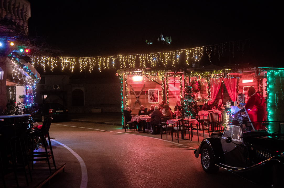 FOTO Doživite tribunjsku blagdansku čaroliju: Stray Cat donosi božićni ugođaj uz tople napitke i domaće delicije! 