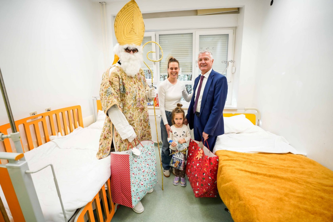 Gradonačelnik Burić u pratnji sv. Nikole obišao Odjel pedijatrije i razveselio mališane