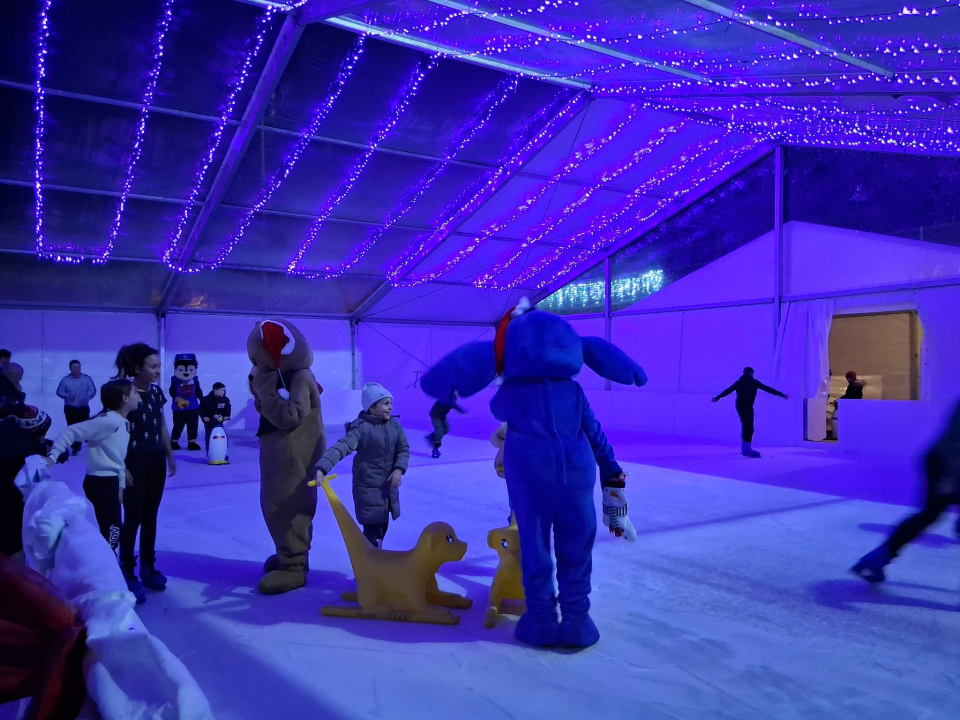 Otvoren Kraljevski advent u Kninu: Peki oduševio publiku, najmlađi uživali na klizalištu