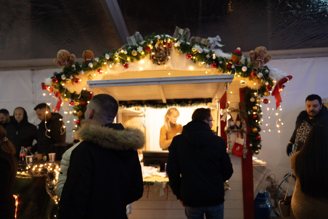 Otvoren Kraljevski advent u Kninu: Peki oduševio publiku, najmlađi uživali na klizalištu