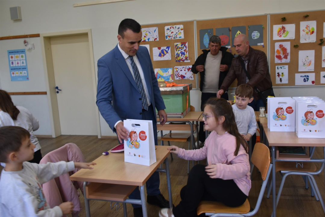 Župan posjetio prvašiće u Pirovcu i podijelio 'medne pakete'