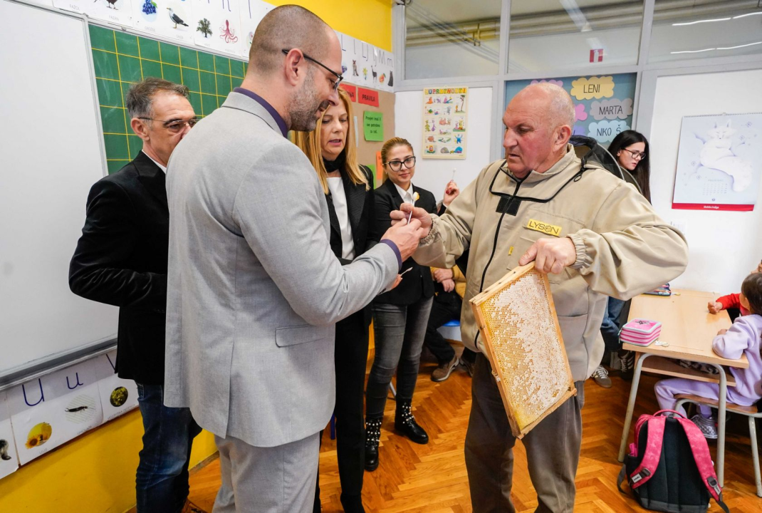 Školski medni dan u Šibeniku: Danijel Mileta prvašićima podijelio med lokalnog proizvođača