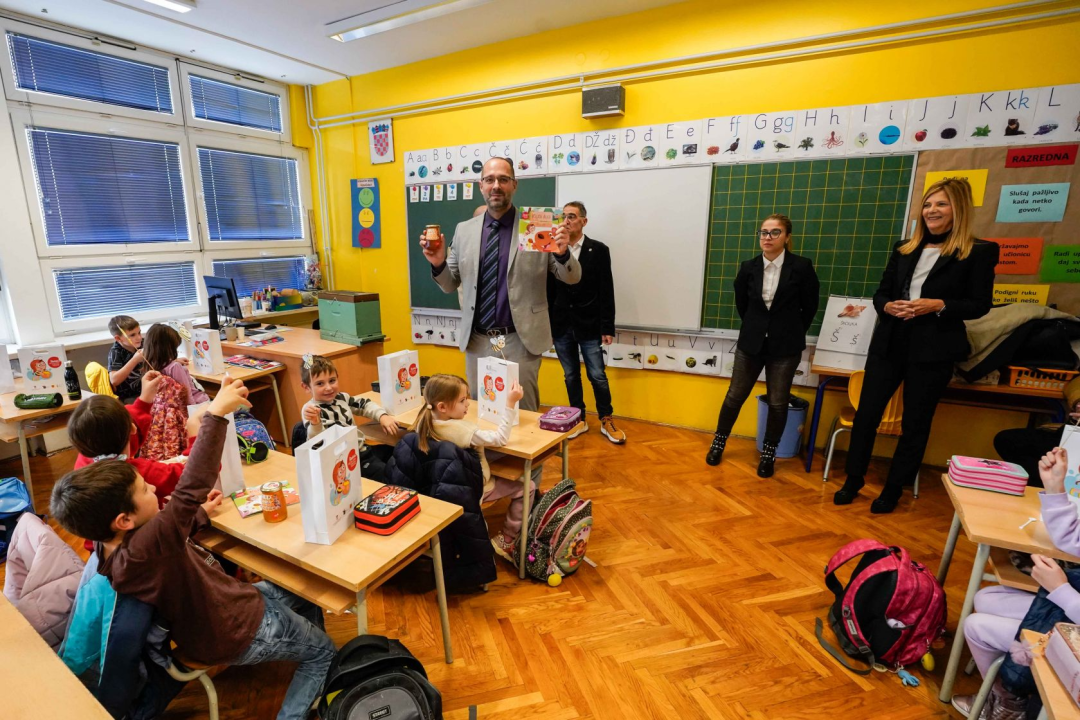 Školski medni dan u Šibeniku: Danijel Mileta prvašićima podijelio med lokalnog proizvođača