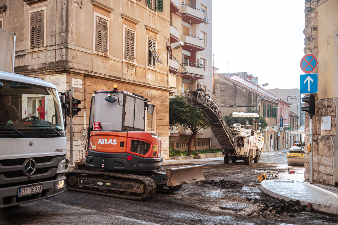 FOTO Vozači upozoravali na problem u središtu Šibenika, radovima koji su u tijeku trebao bi biti riješen