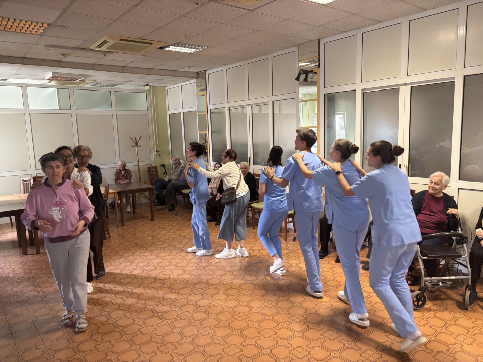 Učenici Medicinske škole razveselili štićenike Cvjetnog doma zabavnim božićnim programom