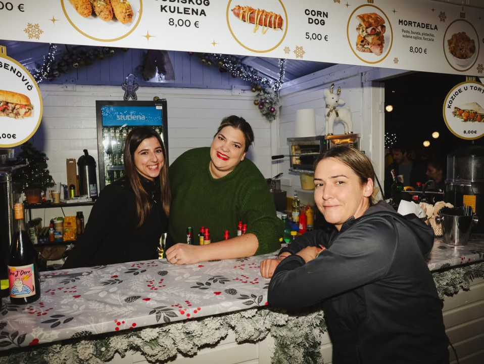 Advent u Vodicama sinoć uz pjesmu i dobru energiju Fenixa: Večeras stiže Vojko V