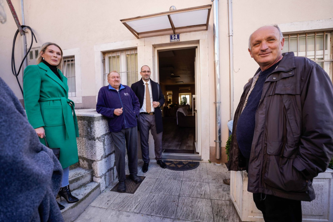 Grad osigurao slastice, pakete hrane i pečenog odojka za šibenske beskućnike