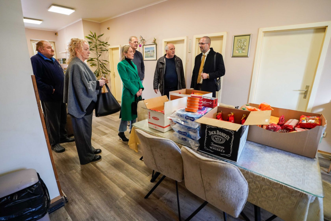 Grad osigurao slastice, pakete hrane i pečenog odojka za šibenske beskućnike