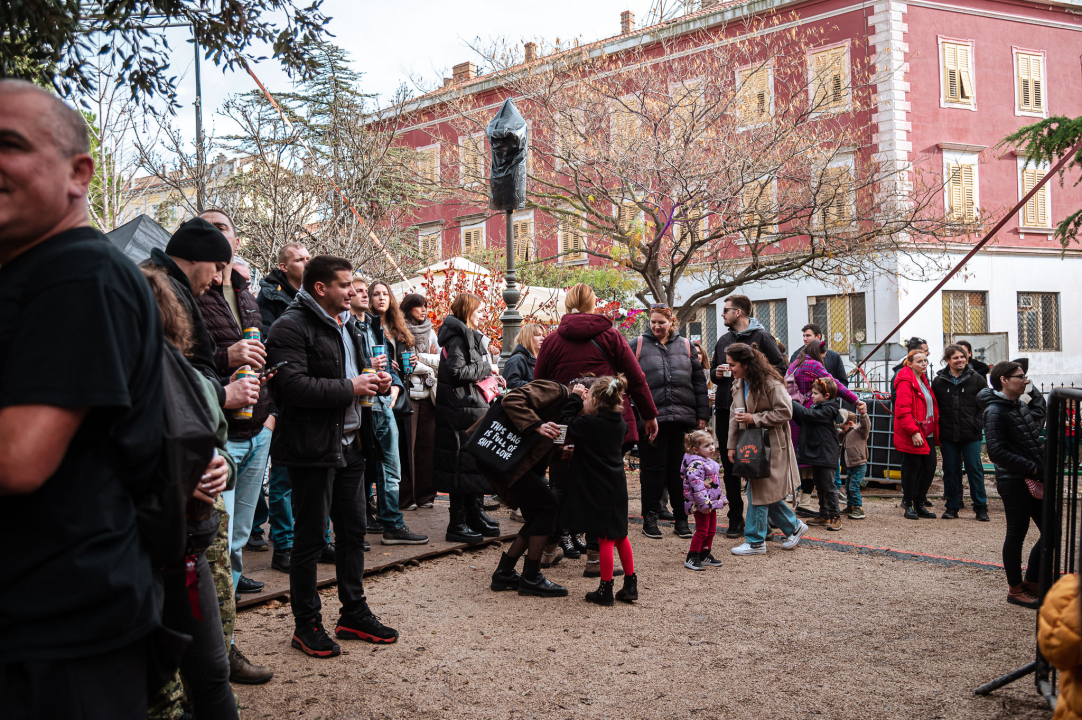Badnjak u Šibeniku i ove godine uz savršeni soundtrack: Fenixi zapalili park