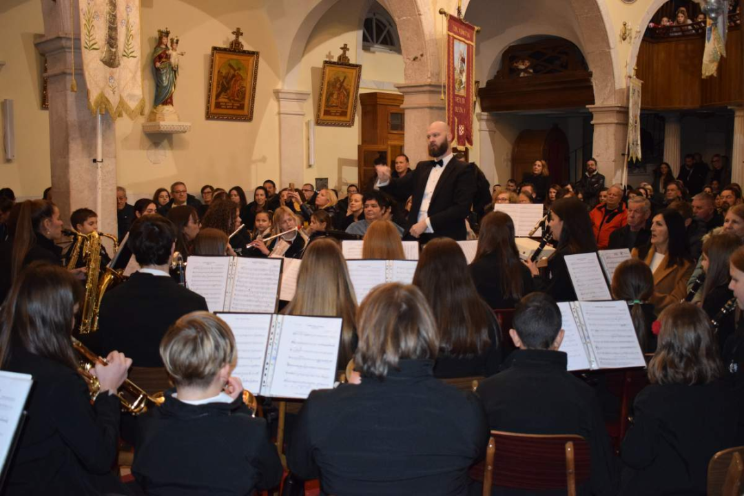 Koncert Puhačkog orkestra Primošten oduševio publiku