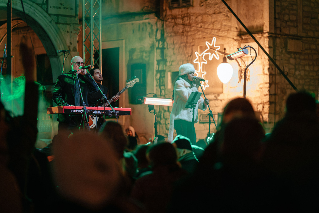 FOTO Šibenčani i gosti guštali u najluđoj noći na nekoliko lokacija, nije ih omela ni hladnoća