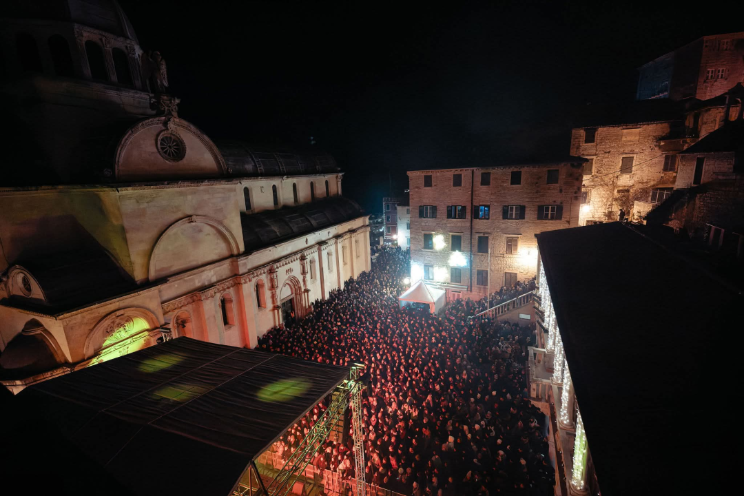 FOTO Šibenčani i gosti guštali u najluđoj noći na nekoliko lokacija, nije ih omela ni hladnoća