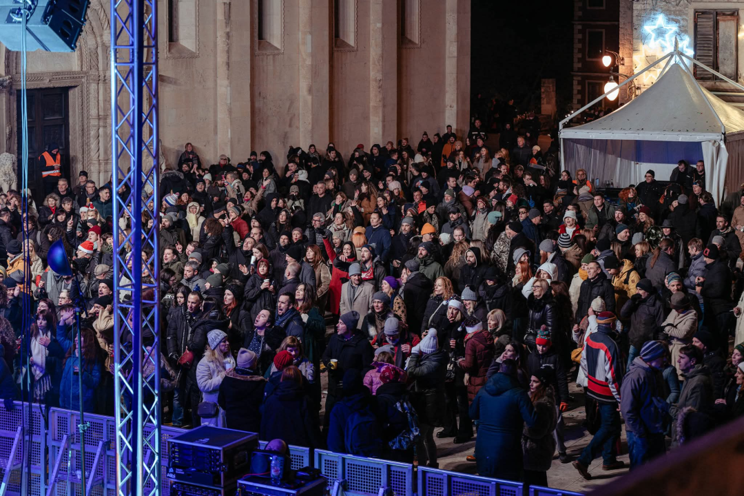 FOTO Šibenčani i gosti guštali u najluđoj noći na nekoliko lokacija, nije ih omela ni hladnoća