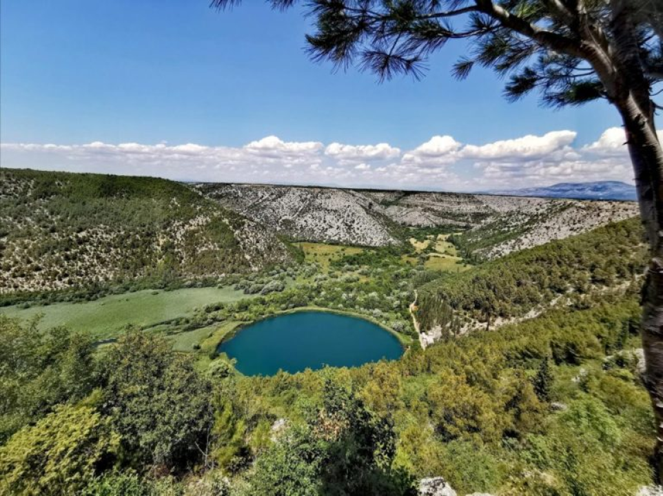 Idealno za izlet: Samo 15 minuta od Šibenika nalazi se jedan od najneobičnijih izvora u Hrvatskoj